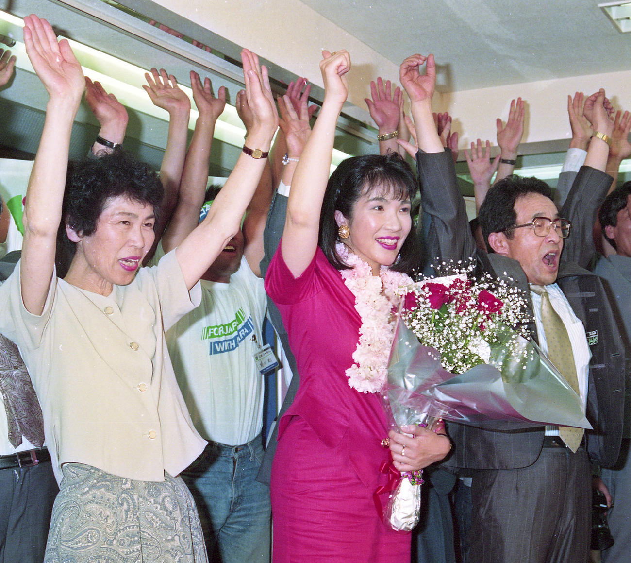 1993年7月、衆院選の奈良全県区でトップ当選した無所属の高市早苗氏（中央）（共同）