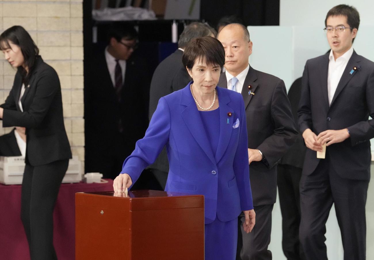 自民党総裁選の決選投票で、票を投じる高市早苗氏（共同）