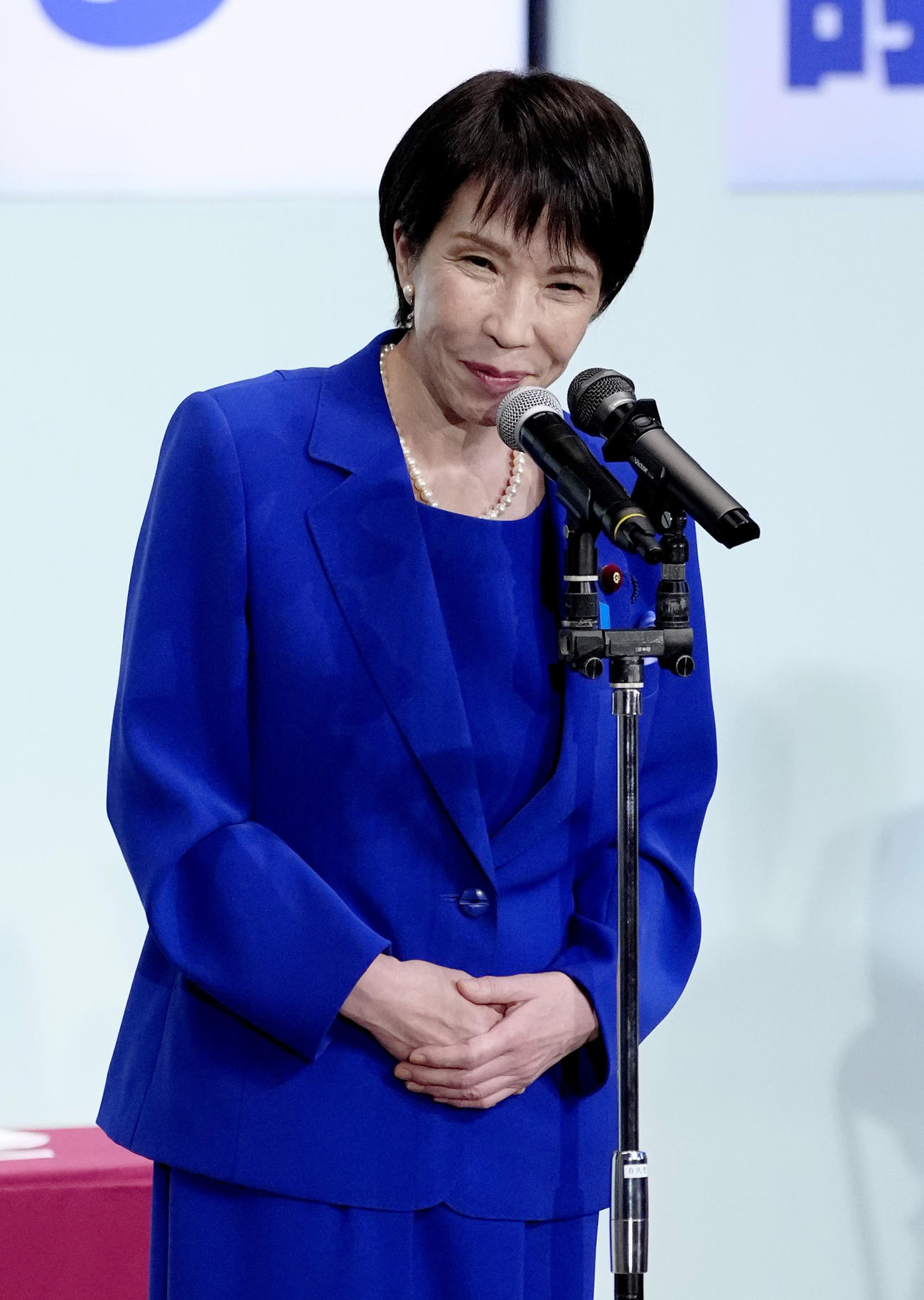 自民党総裁選後に開かれた両院議員総会であいさつする高市早苗新総裁（共同）