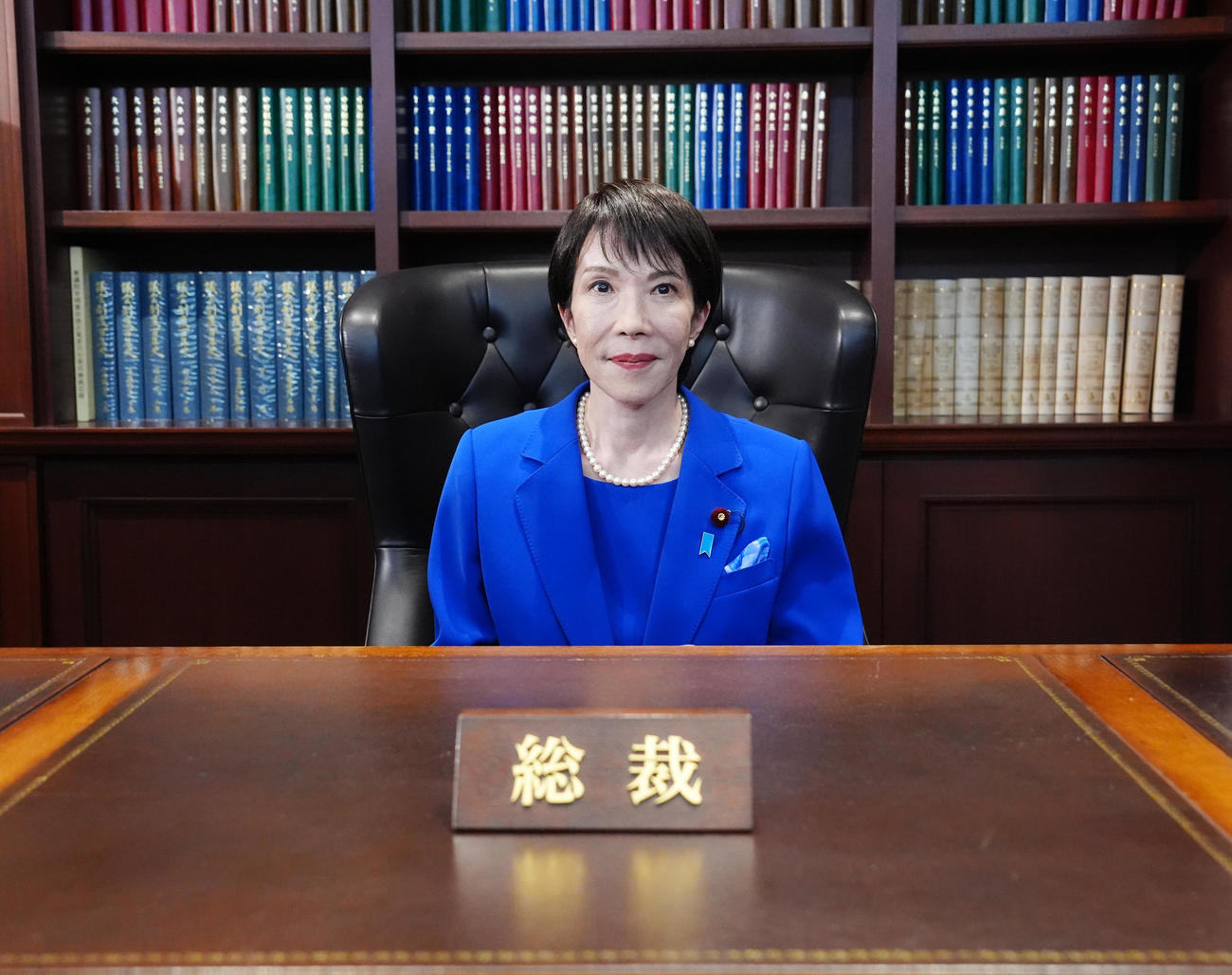 総裁の椅子に座る自民党新総裁の高市早苗氏（撮影・江口和貴）