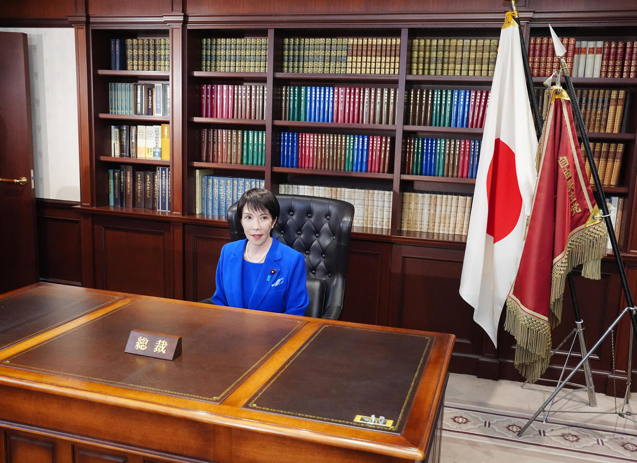 総裁の椅子に座る自民党新総裁の高市早苗氏（撮影・江口和貴）