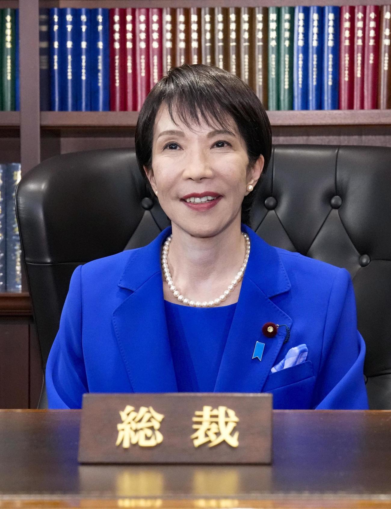 自民党総裁のいすに座る高市早苗新総裁（共同）