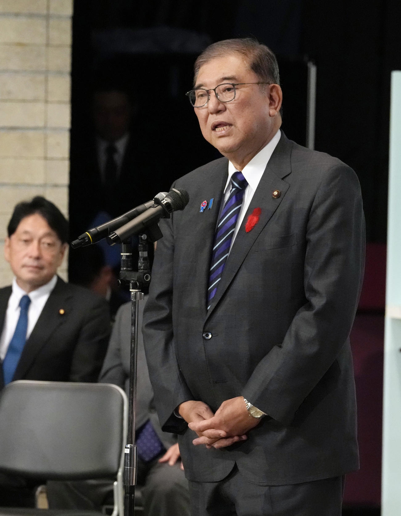 自民党総裁選後に開かれた両院議員総会であいさつする石破首相（共同）
