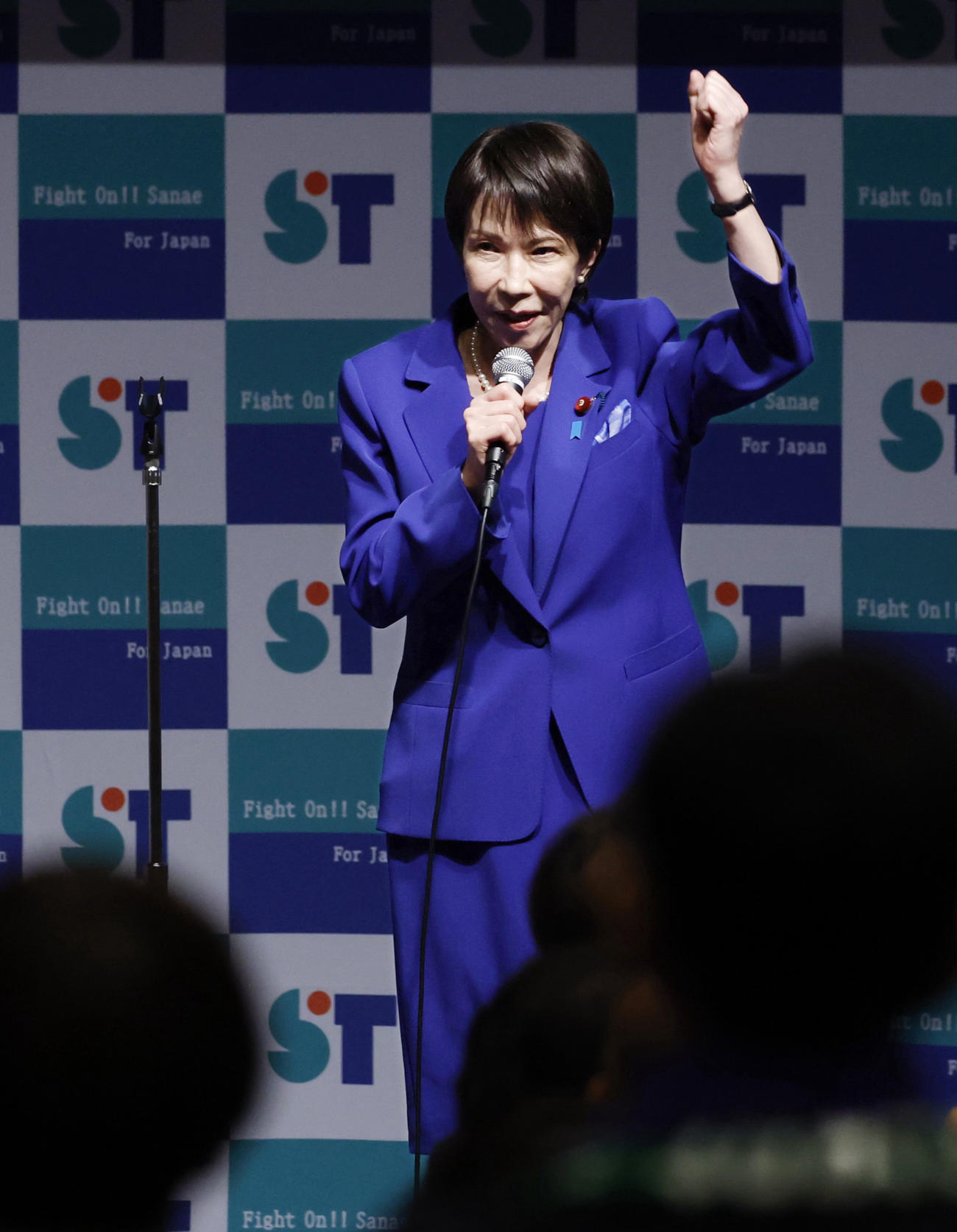 女性初の自民党総裁に選出され、陣営の報告集会であいさつする高市早苗氏（共同）
