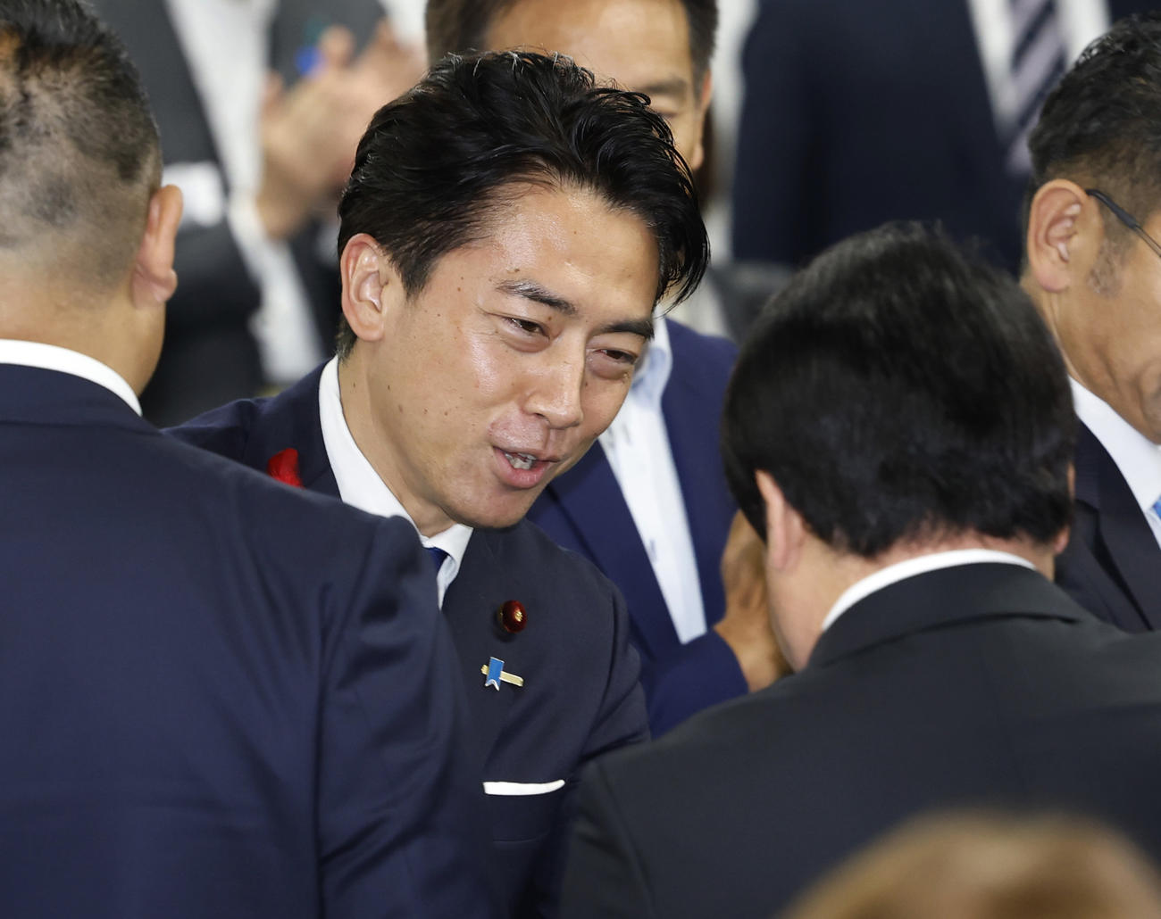 自民党総裁選で敗れ、報告集会に到着した小泉進次郎氏（共同）