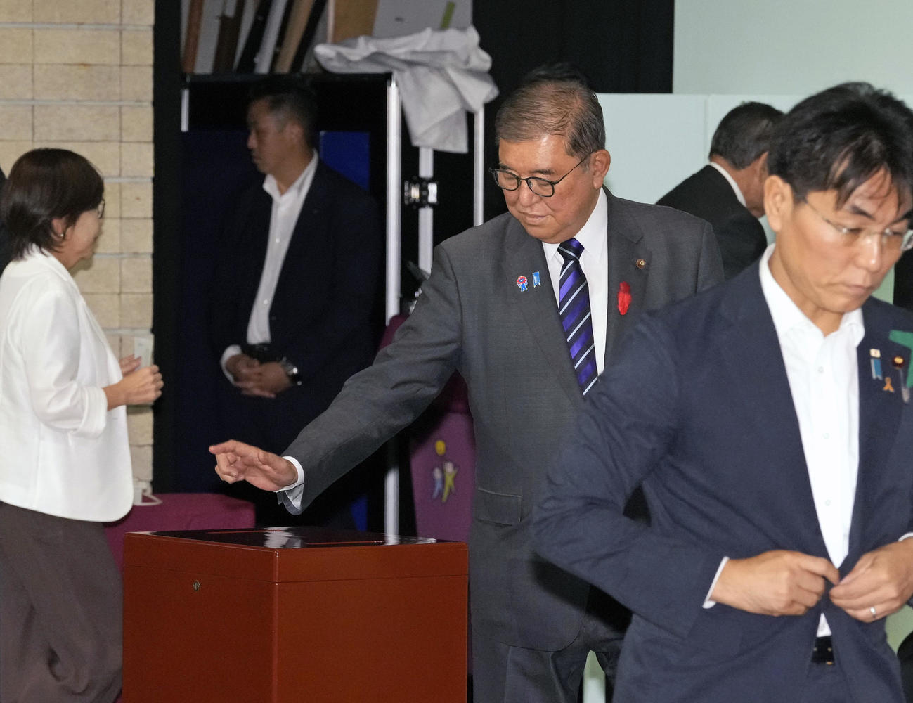 自民党総裁選で投票する石破首相（共同）
