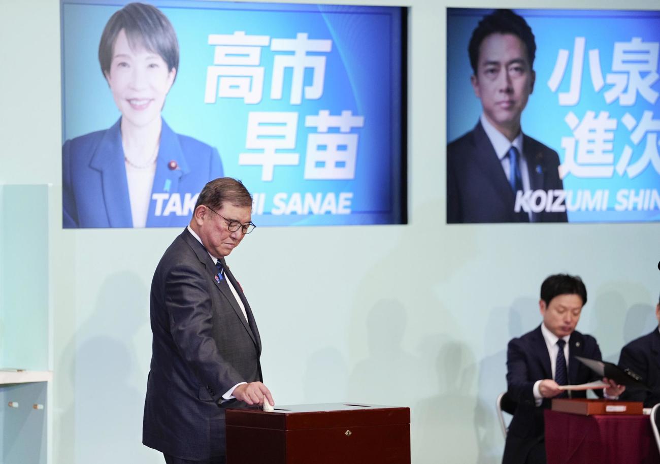 自民党総裁選の決選投票で、票を投じる石破首相（共同）