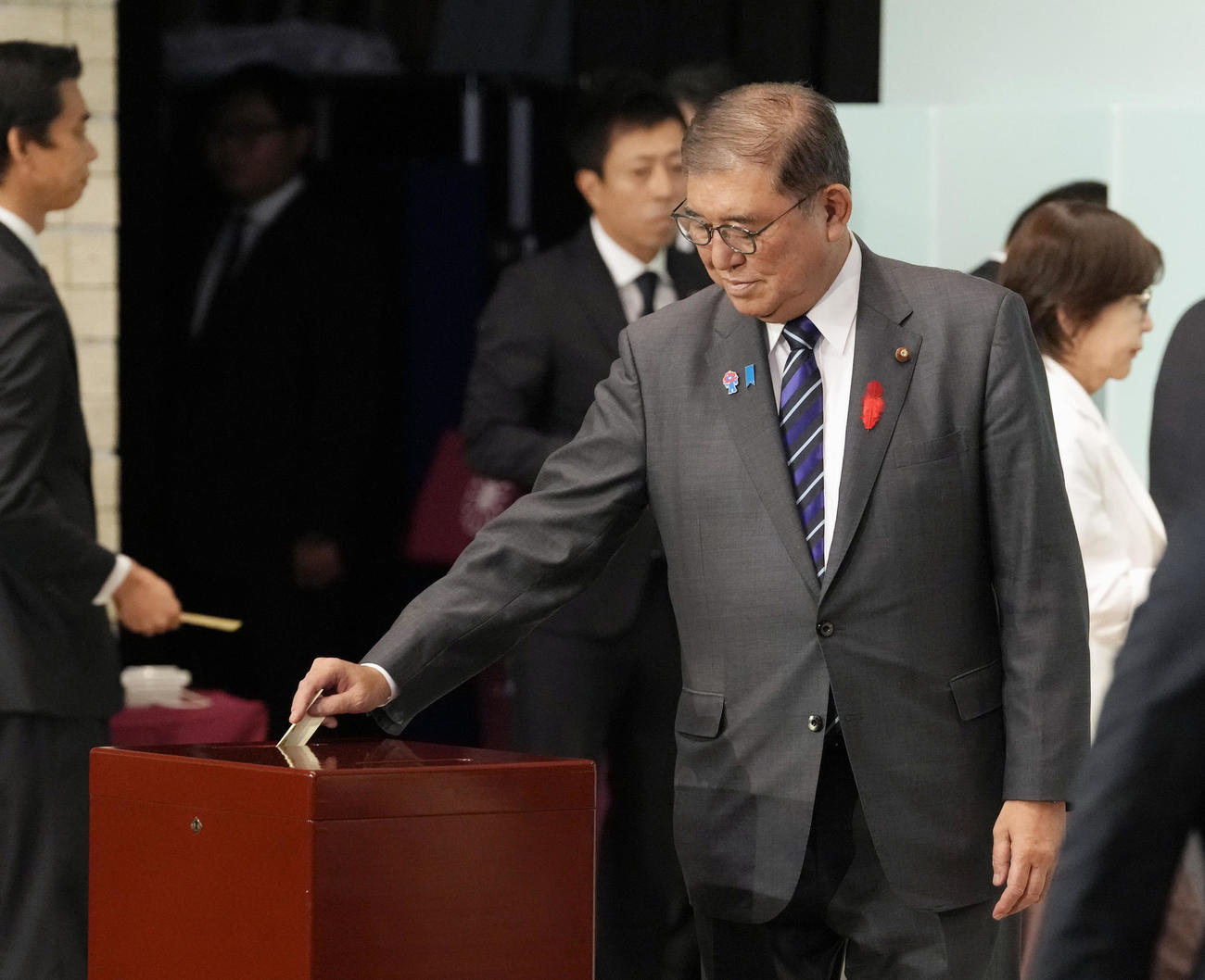 自民党総裁選の決選投票で、票を投じる石破首相（共同）