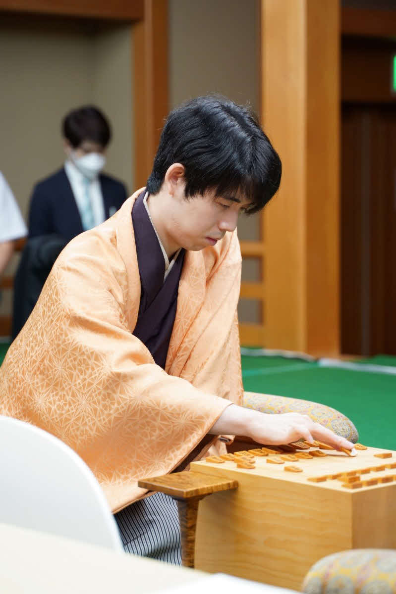 佐々木勇気八段の指し手に対応が求められる藤井聡太竜王（日本将棋連盟提供）