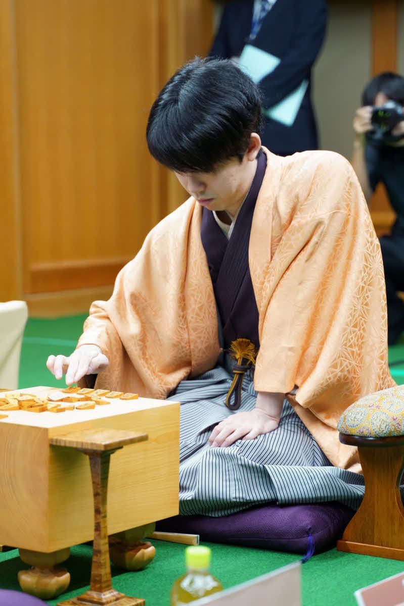 佐々木勇気八段の指し手に対応が求められる藤井聡太竜王（日本将棋連盟提供）
