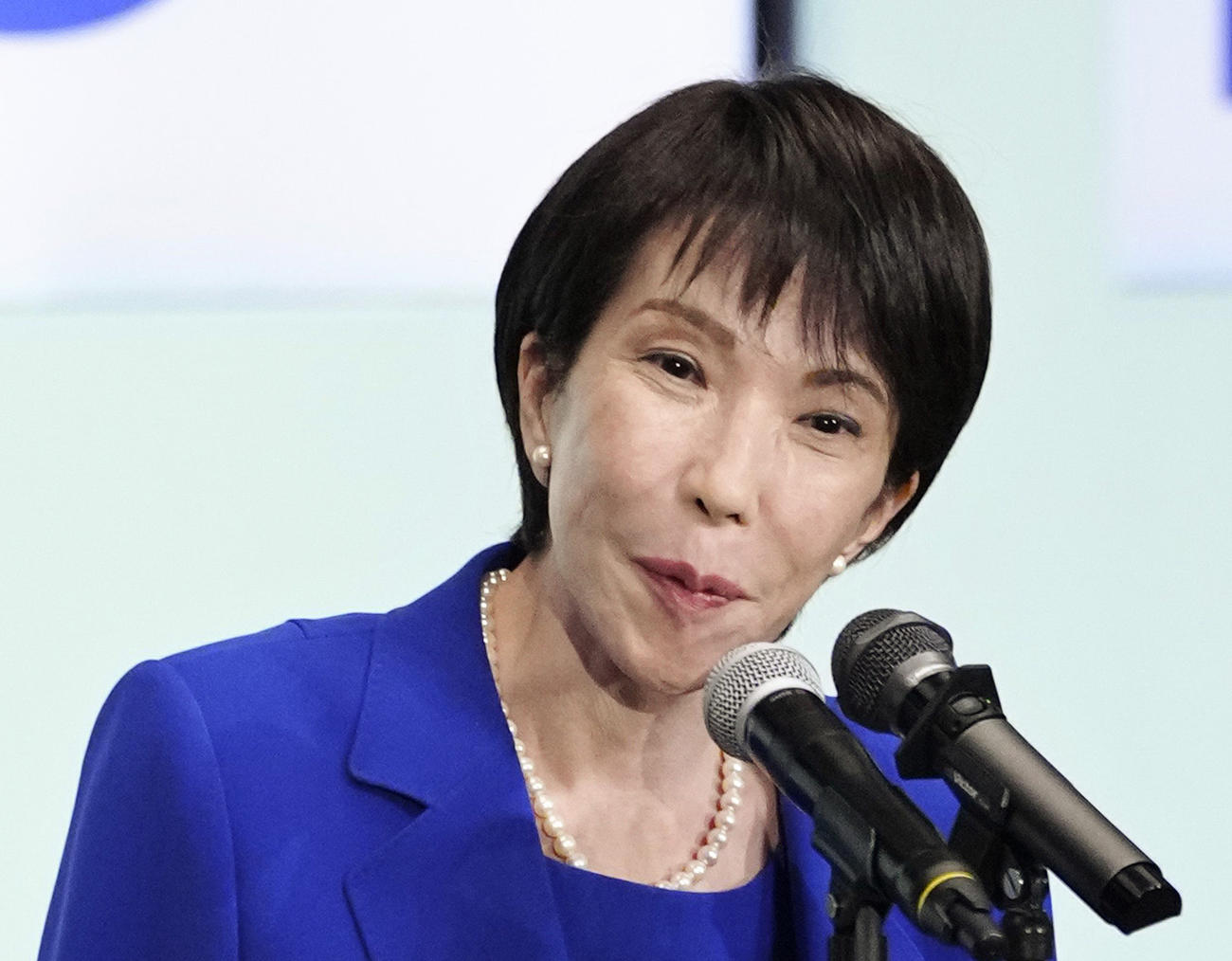 自民党総裁選後に開かれた両院議員総会であいさつする高市早苗新総裁（共同）