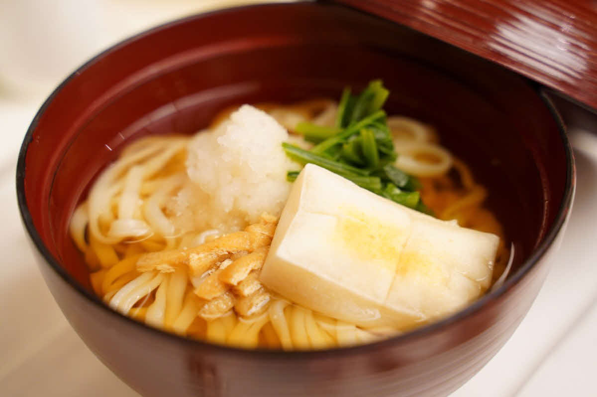 佐々木勇気八段が初日に続いて連続採用した「力うどん」（日本将棋連盟提供）
