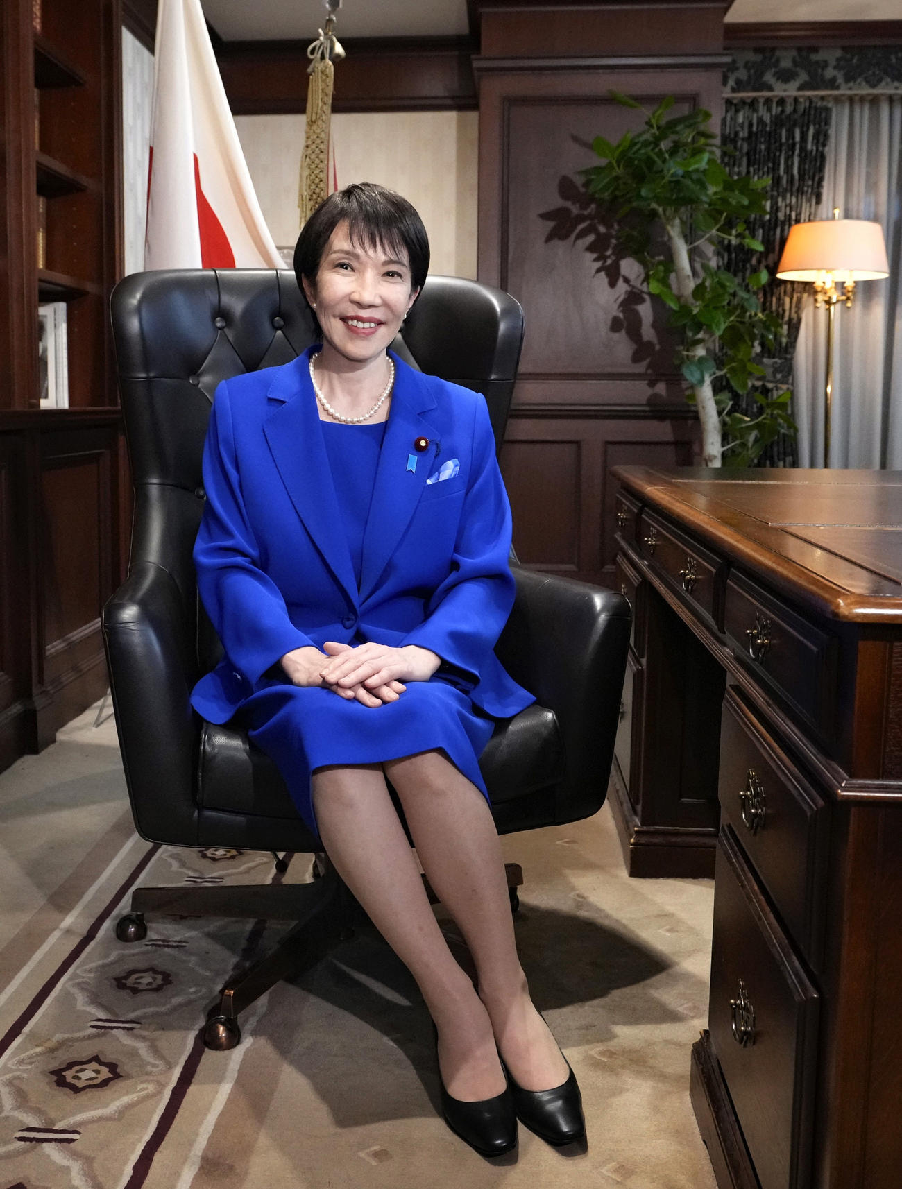 票で小泉進次郎氏を破り、自民党総裁のいすに座る高市早苗新総裁。結党以来、初めてとなる女性の総裁に選出された（共同）