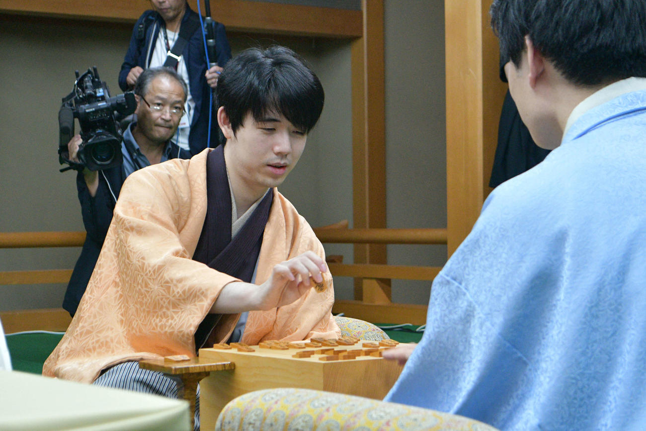 佐々木勇気八段に快勝して5連覇と永世竜王獲得へ好発進した藤井聡太竜王