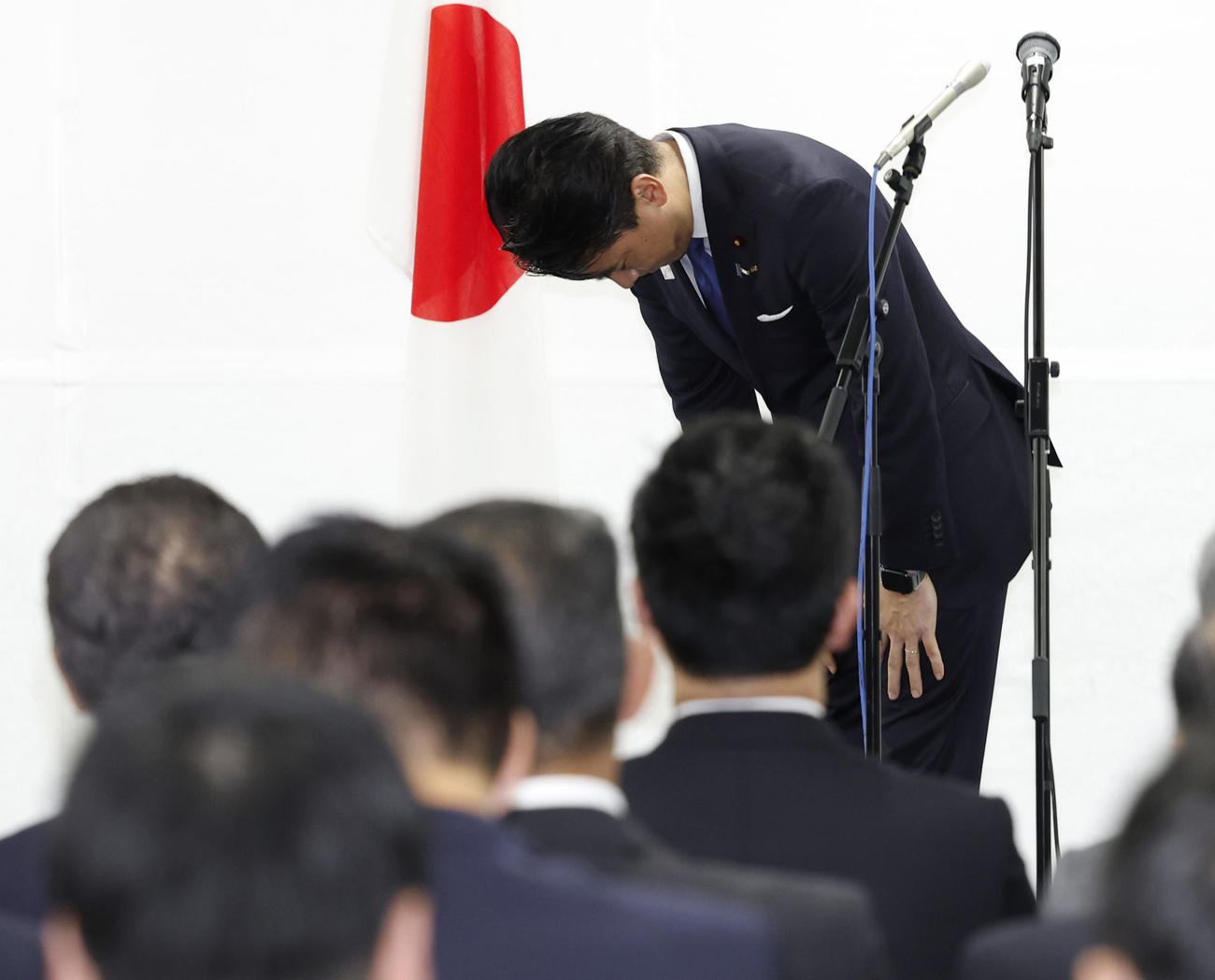 自民党総裁選を終え、報告集会で一礼する小泉進次郎氏（共同）