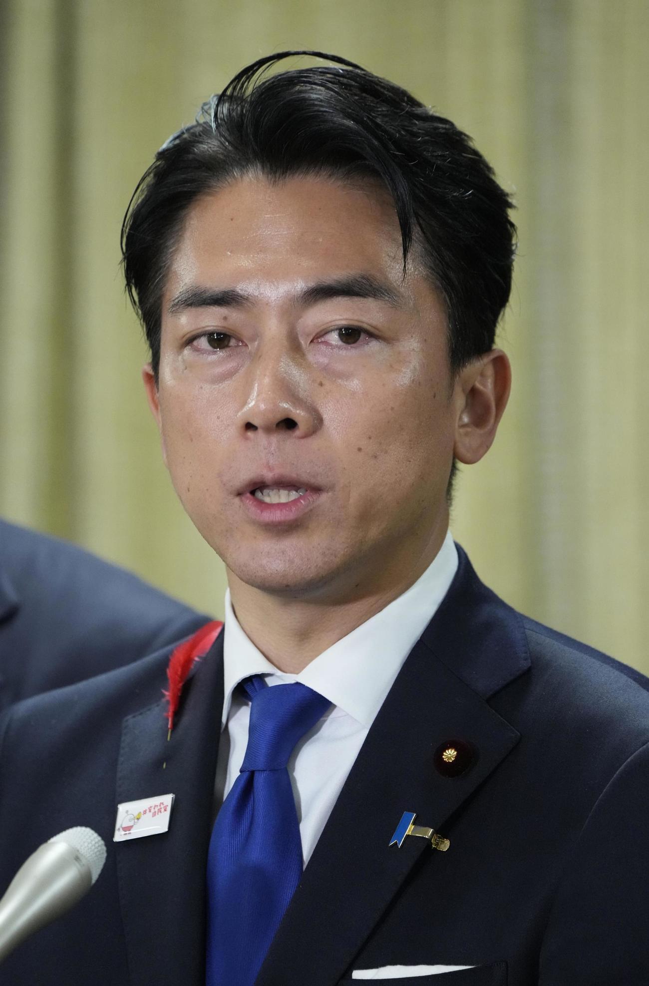 自民党総裁選の結果を受け、記者団の取材に応じる小泉進次郎氏（共同）