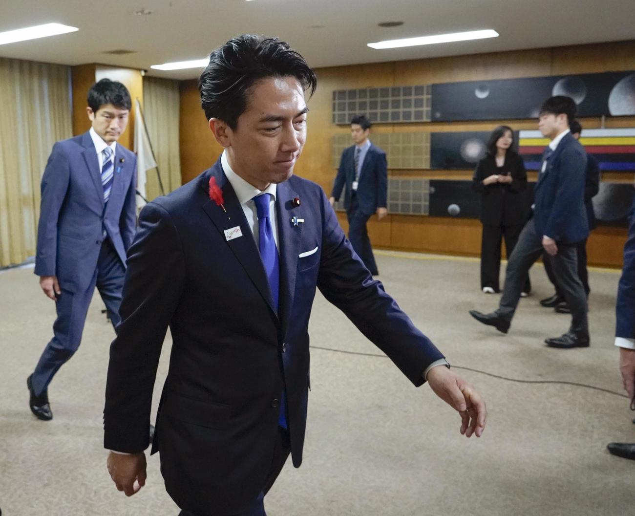 記者団の取材対応を終え、部屋を出る小泉進次郎氏（共同）