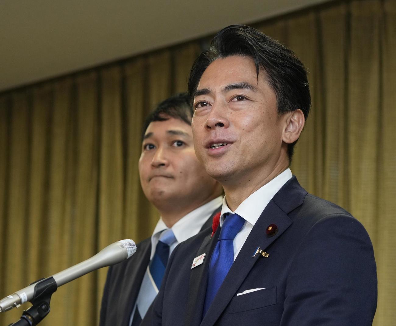 自民党総裁選の結果を受け、記者団の取材に応じる小泉進次郎氏（共同）