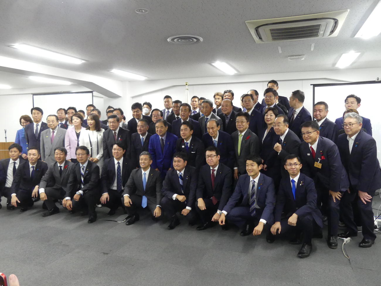 総裁選で敗れ、選対本部で記念写真におさまる小泉進次郎農相と支援議員（撮影・中山知子）