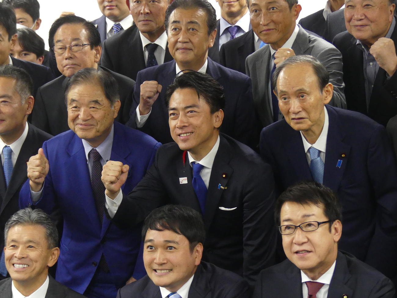 総裁選で敗れ、支援した議員らと写真撮影に応じる小泉進次郎農相（2列目中央）右は菅義偉副総裁（撮影・中山知子）