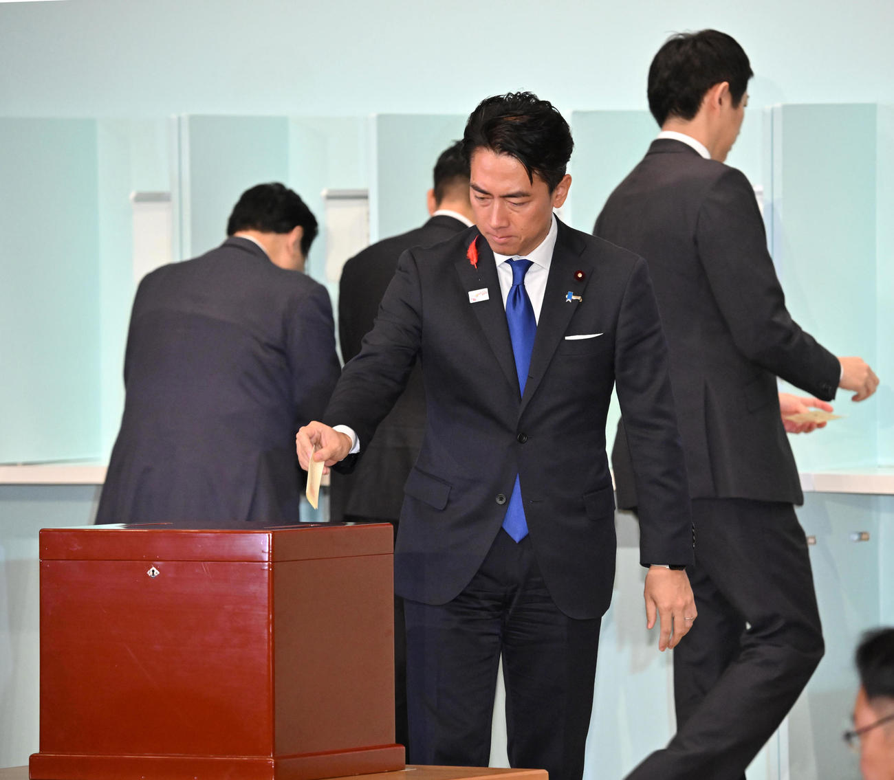 自民党総裁選の決選投票で投票する小泉進次郎氏（代表撮影）