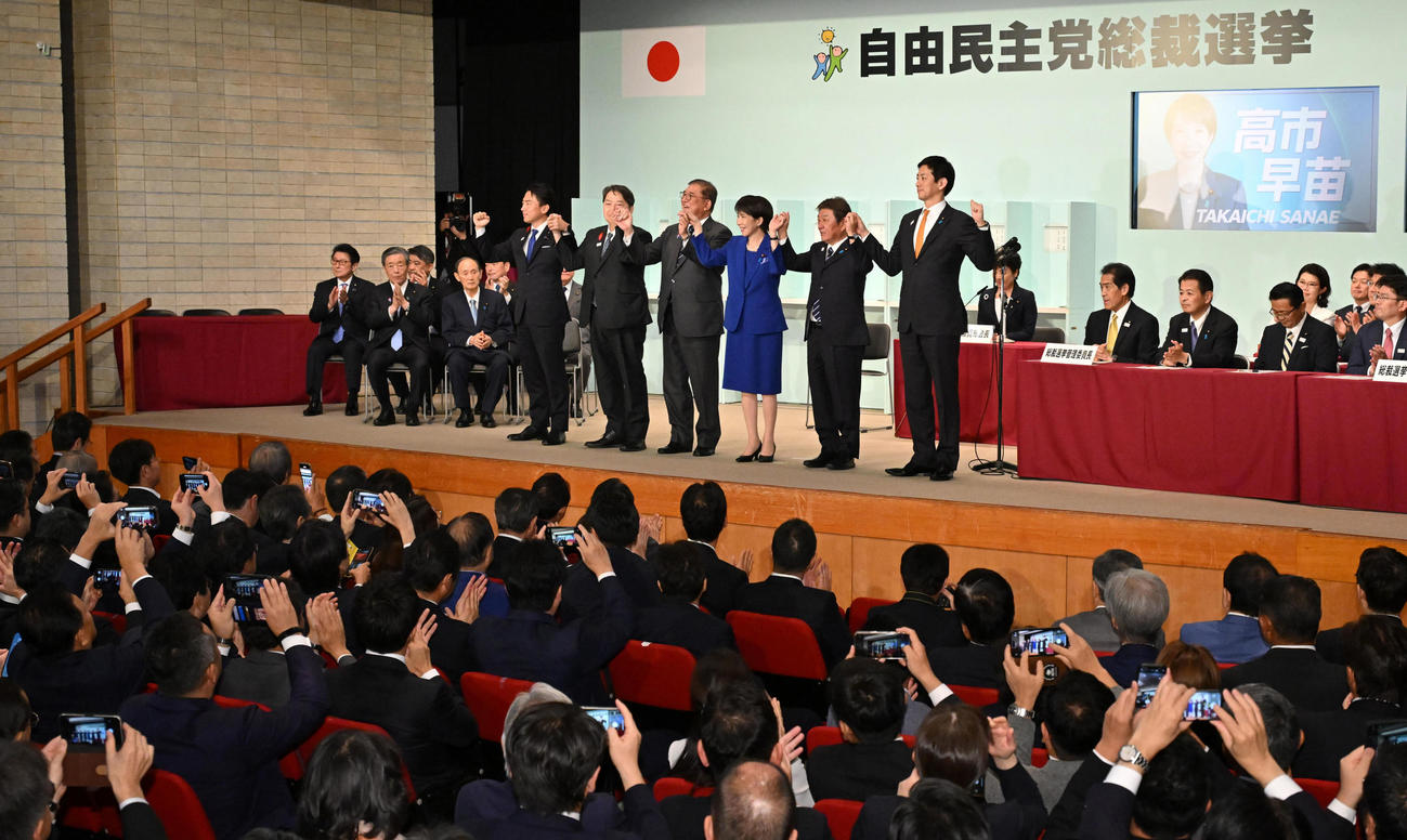 自民党総裁選後の両院議員総会で、ポーズを決める（左から）小泉進次郎氏、林芳正氏、石破首相、高市早苗新総裁、茂木敏充氏、小林鷹之氏（代表撮影）