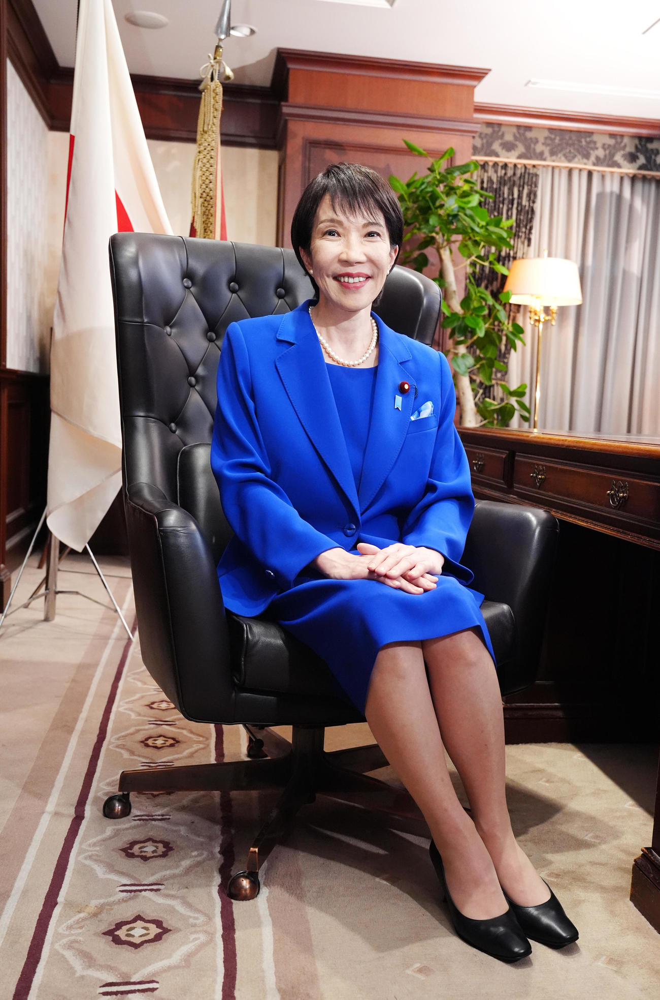 総裁の椅子に座る自民党新総裁の高市早苗氏（撮影・江口和貴）