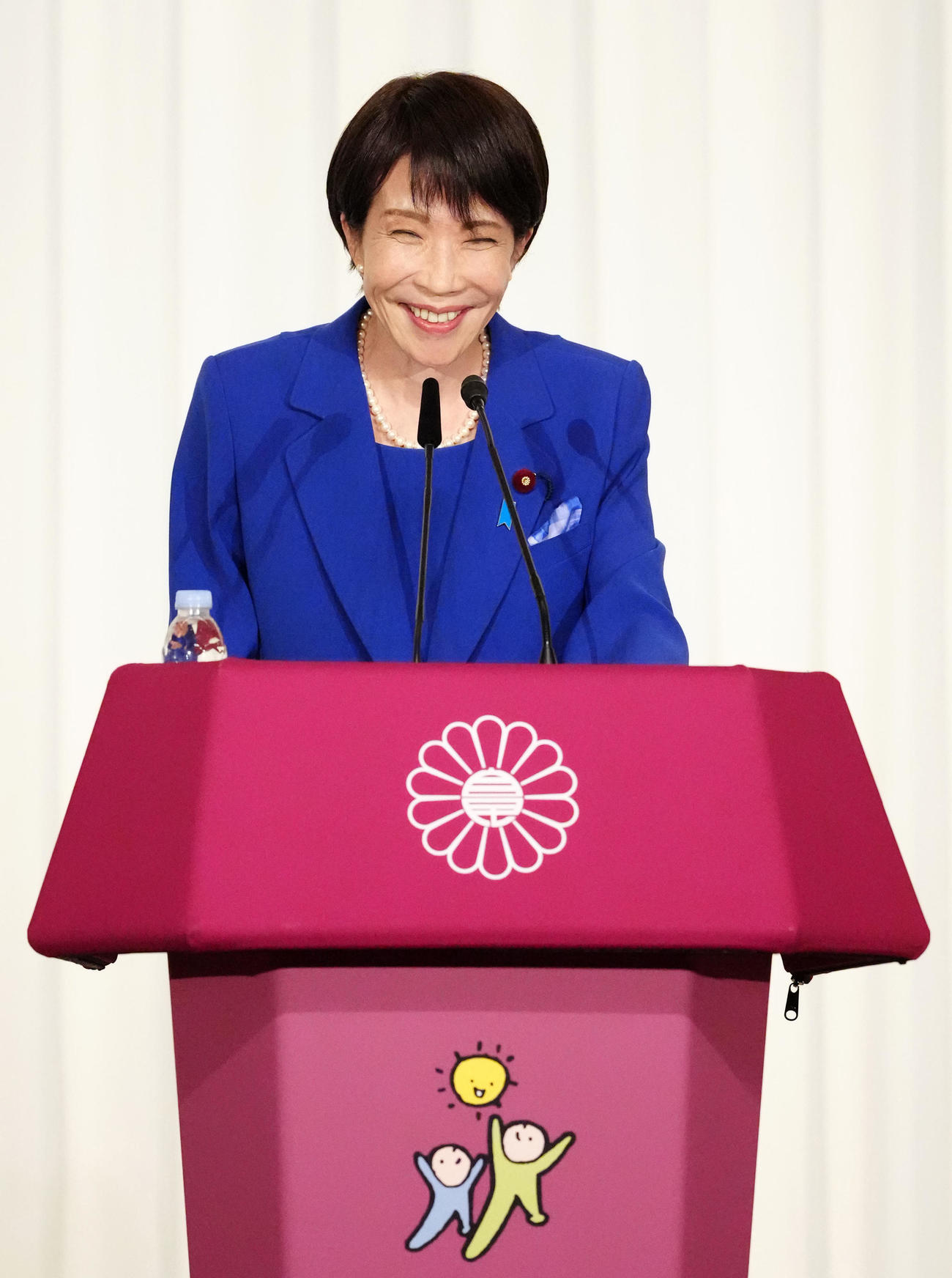 自民党新総裁となり会見で笑顔を見せる高市早苗氏（撮影・江口和貴）