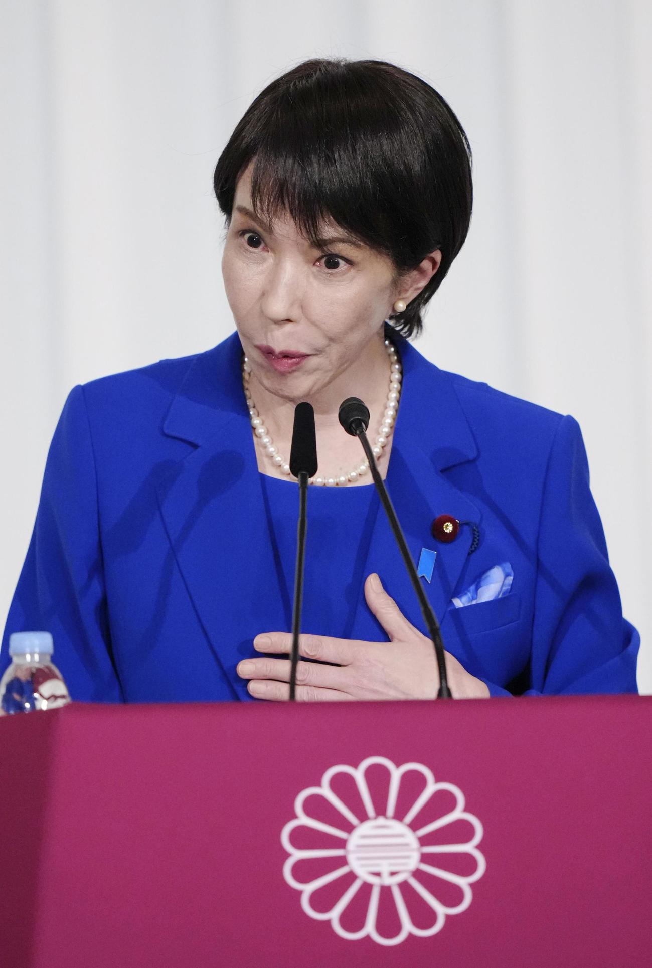 記者会見する自民党の高市早苗新総裁（共同）