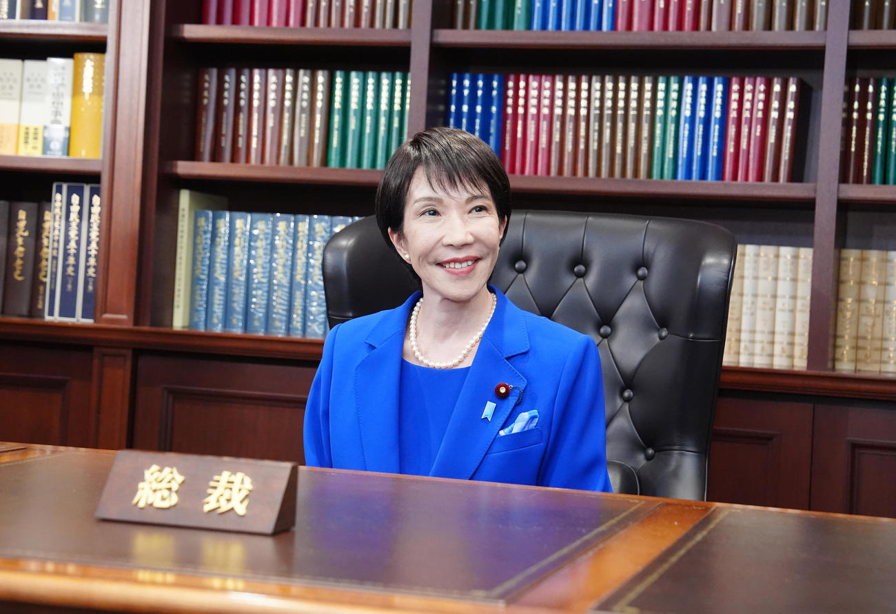 総裁の椅子に座る自民党新総裁の高市早苗氏（撮影・江口和貴）