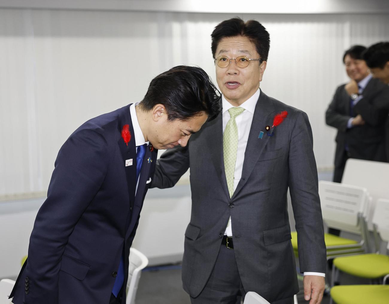 自民党総裁選後の報告集会を終え、加藤財務相（右）にあいさつする小泉進次郎氏（共同）