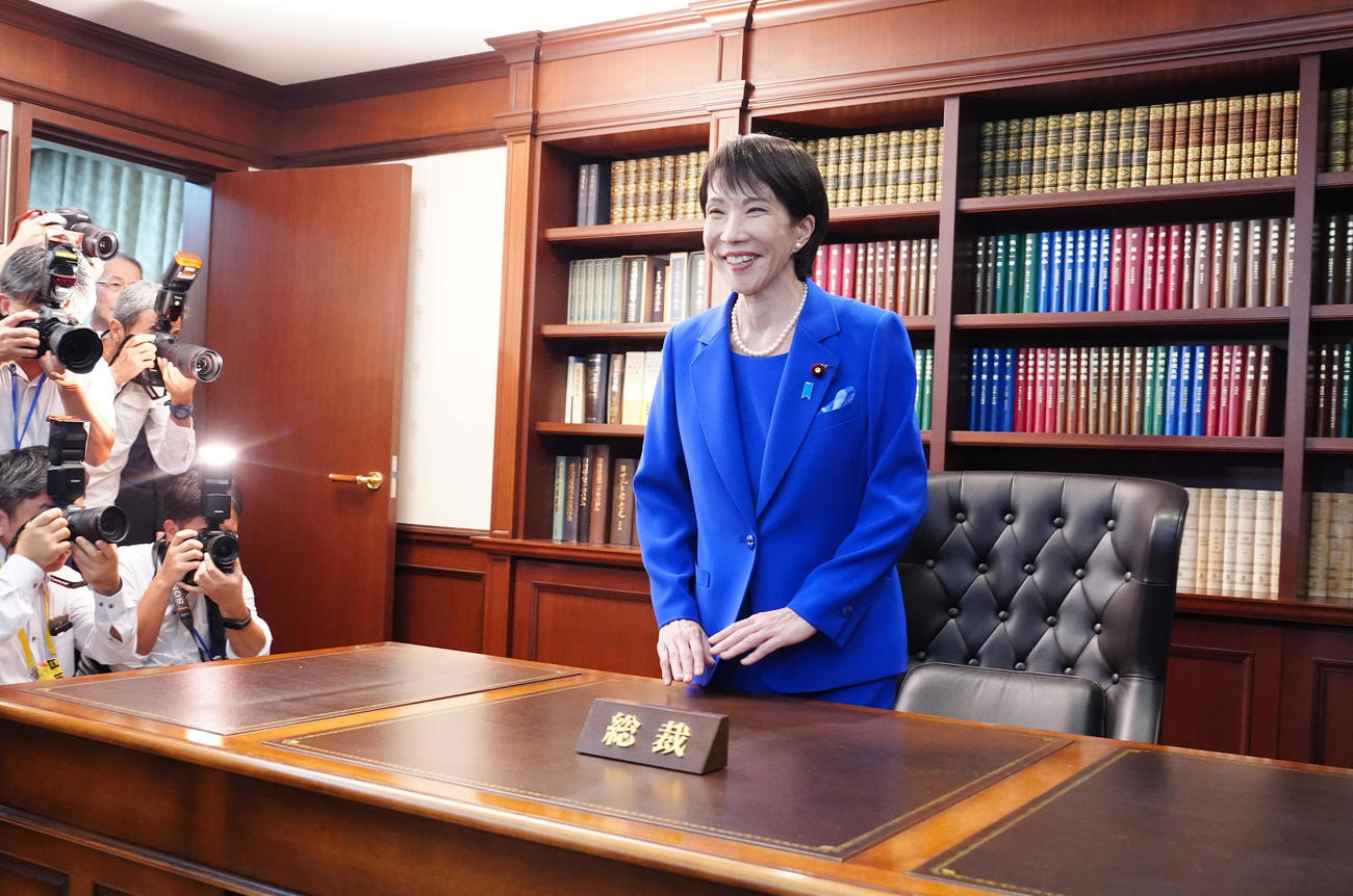 総裁室に入り、椅子に座る自民党新総裁の高市早苗氏（撮影・江口和貴）