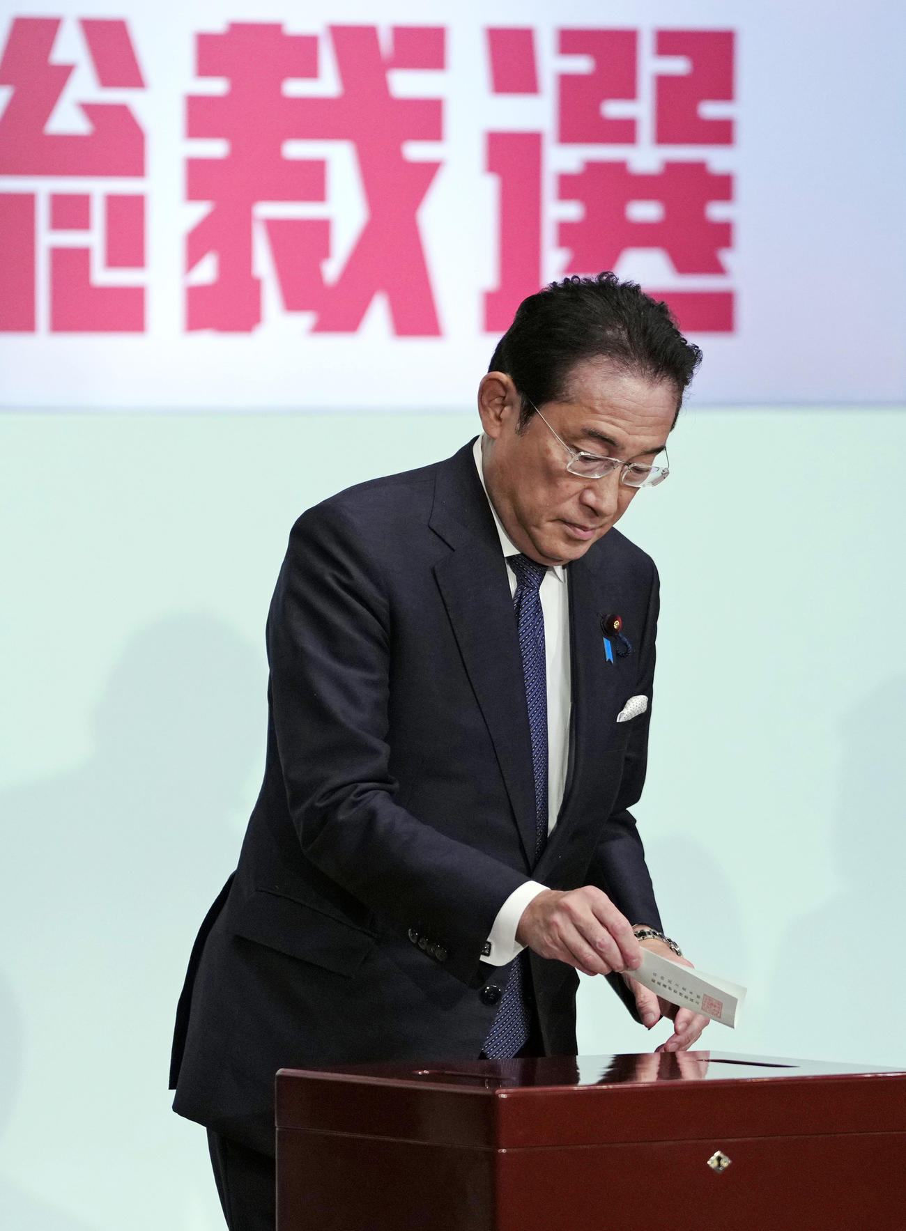 自民党総裁選で投票する岸田前首相＝4日午後1時9分、東京・永田町の党本部（共同）