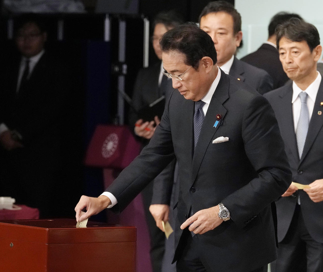 自民党総裁選の決選投票で、票を投じる岸田前首相＝4日午後2時14分、東京・永田町の党本部（共同）