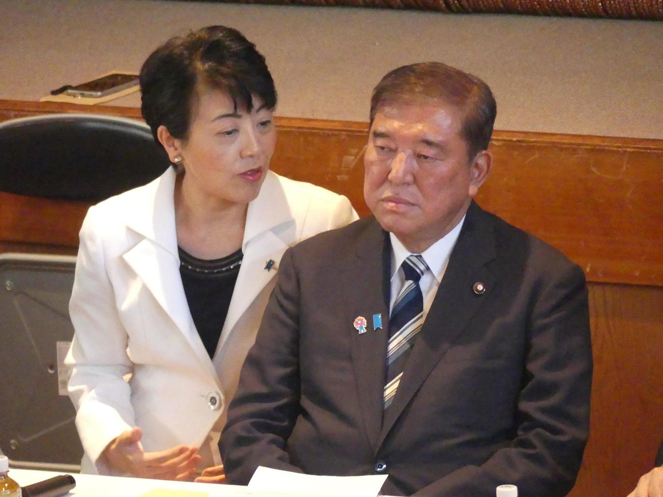 2025年9月2日、自民党両院議員総会前に、石破茂首相と話し込む有村治子・両院議員総会長