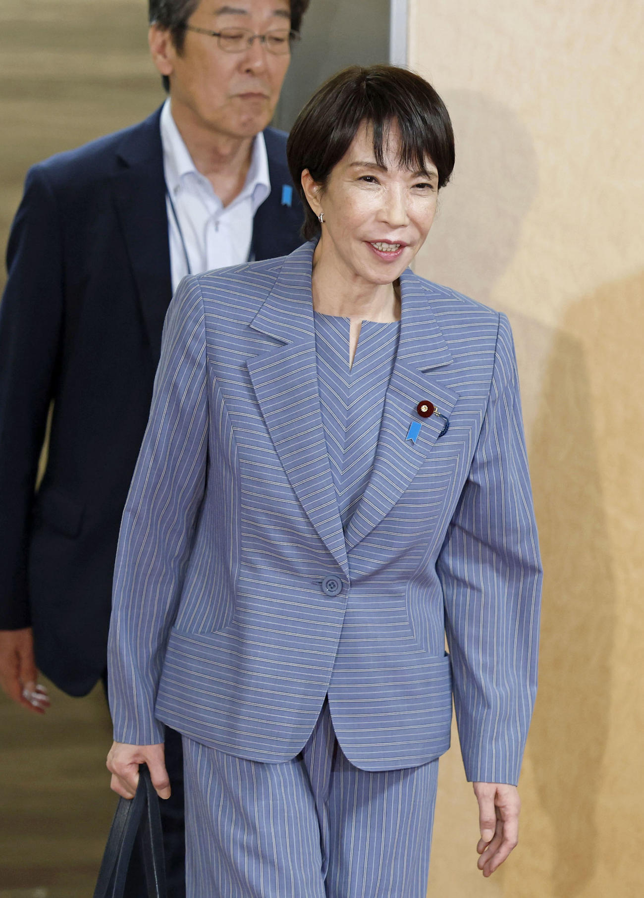 自民党本部で麻生元首相との会談に向かう自民党の高市総裁。党役員や閣僚人事の検討に着手した（共同）