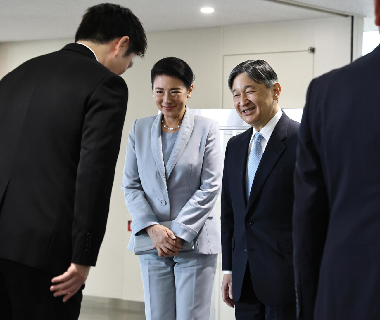 25年4月11日、伊丹空港に到着し、吉村洋文知事（左）の出迎えを受ける天皇、皇后両陛下（代表撮影）