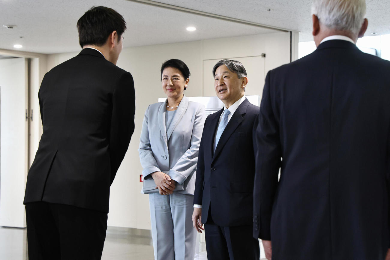 伊丹空港に到着し、吉村洋文知事（左）の出迎えを受ける天皇、皇后両陛下（代表撮影）＝25年4月11日