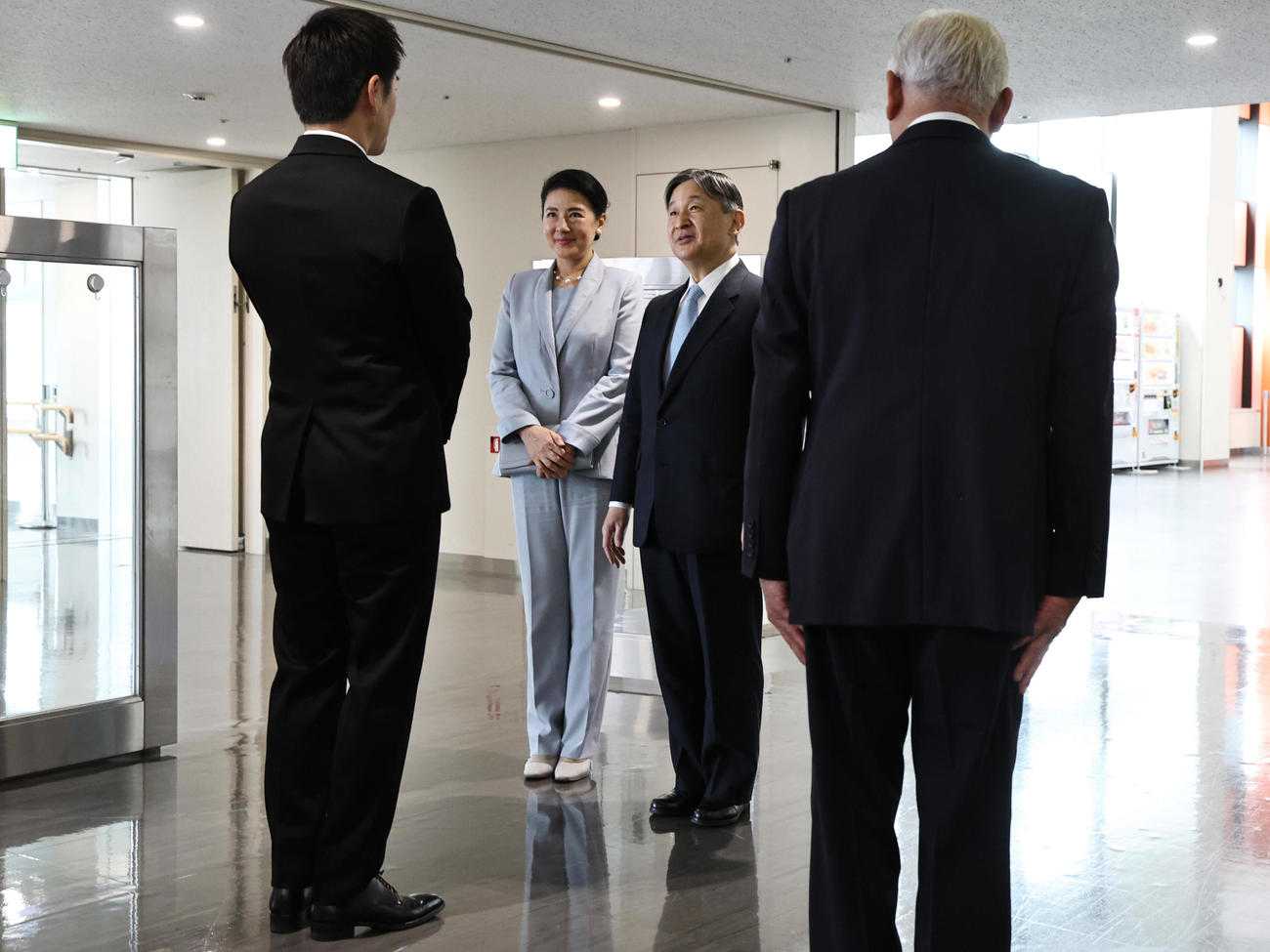 伊丹空港に到着し、吉村洋文大阪府知事（手前左）と中谷恭典大阪府議会議長（同右）の出迎えを受ける天皇、皇后両陛下＝2025年4月11日（代表撮影）