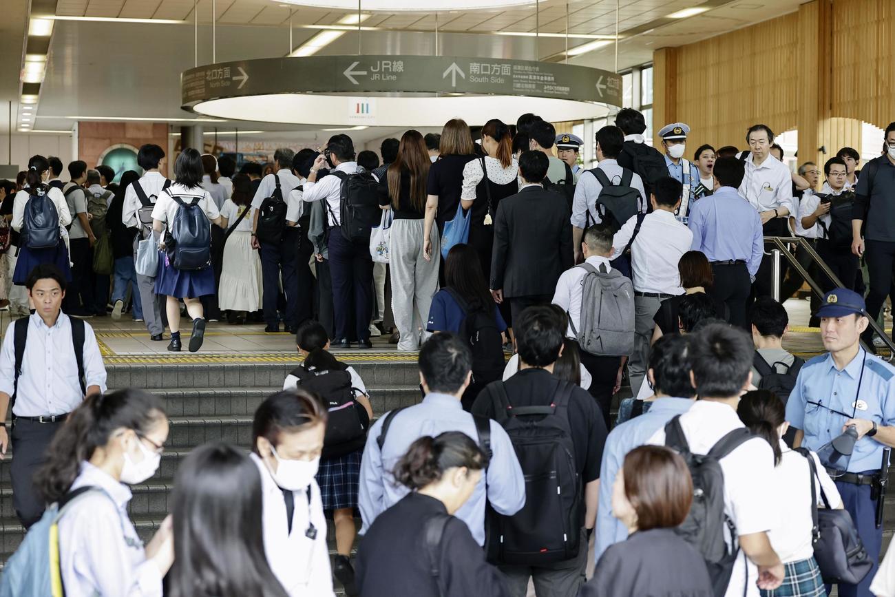 JR武蔵溝ノ口駅で、東急田園都市線からの振り替え輸送の列に並ぶ人たち（共同）