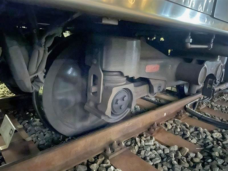 脱線した東急田園都市線の回送列車の車輪（東急電鉄提供＝共同）