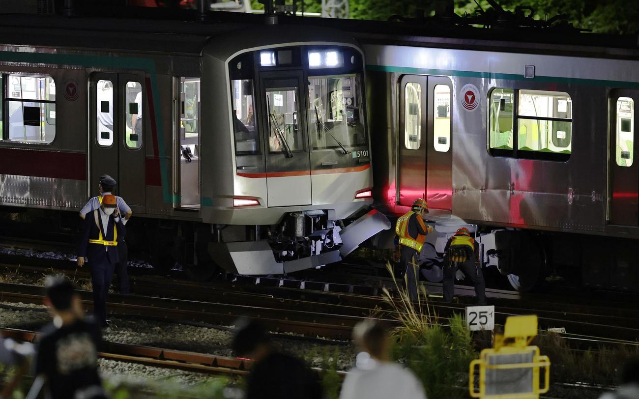 東急田園都市線の梶が谷駅付近で衝突した列車＝6日午前1時57分、川崎市高津区（共同）