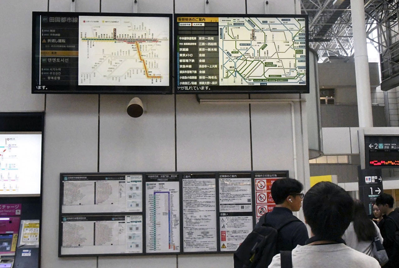 東急田園都市線たまプラーザ駅で、列車事故による遅延状況を知らせる電光掲示板＝6日午前、横浜市青葉区（共同）
