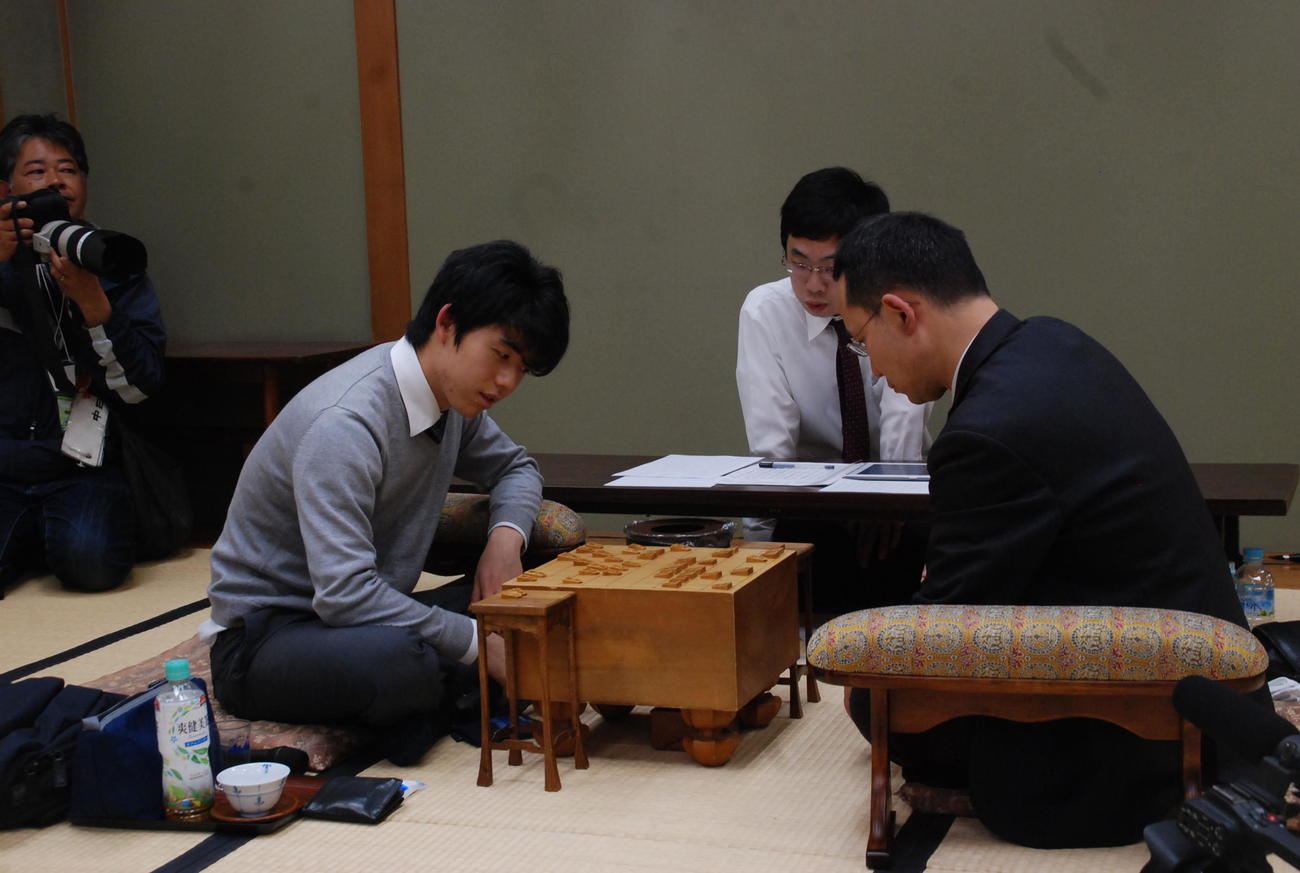 王将戦1次予選で藤井聡太六段（当時）に勝利した井上慶太九段（右）（撮影・松浦隆司、2018年3月28日撮影）