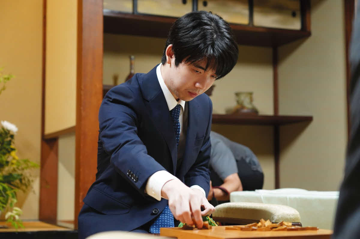 1勝2敗とかど番で迎えた第4局の前日検分に臨む藤井聡太王座（日本将棋連盟提供）