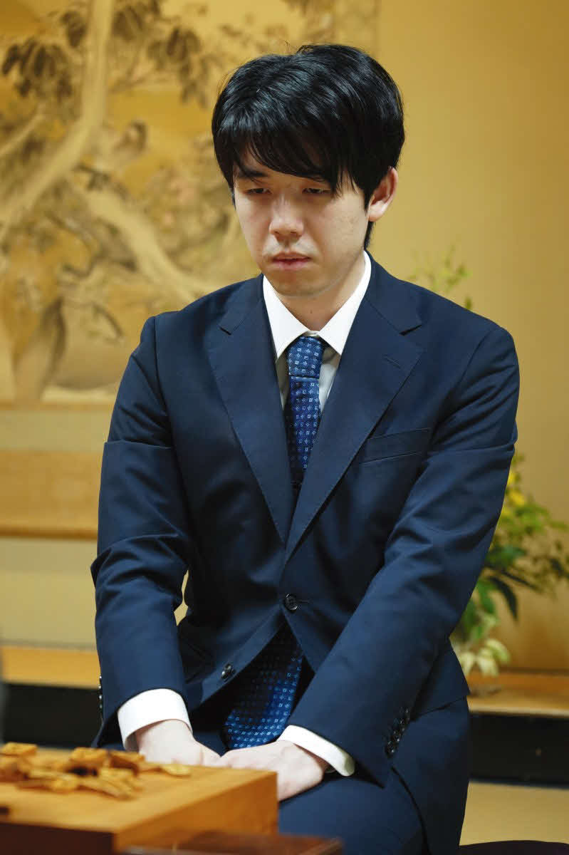 1勝2敗とかど番で迎えた第4局の前日検分に臨む藤井聡太王座（日本将棋連盟提供）