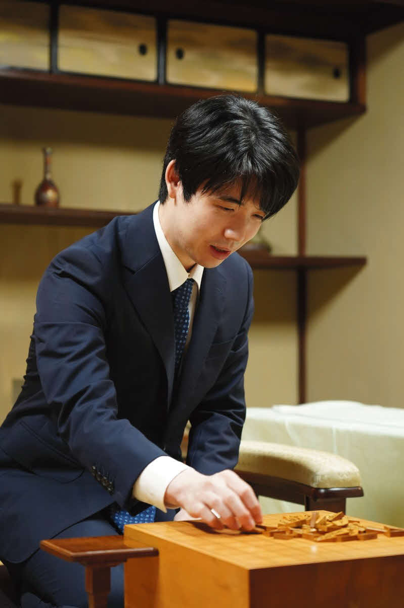 1勝2敗とかど番で迎えた第4局の前日検分に臨む藤井聡太王座（日本将棋連盟提供）