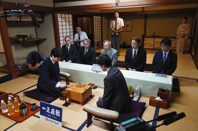王座戦第4局の前日検分を行った藤井聡太王座（左）と伊藤匠叡王（右、日本将棋連盟提供）