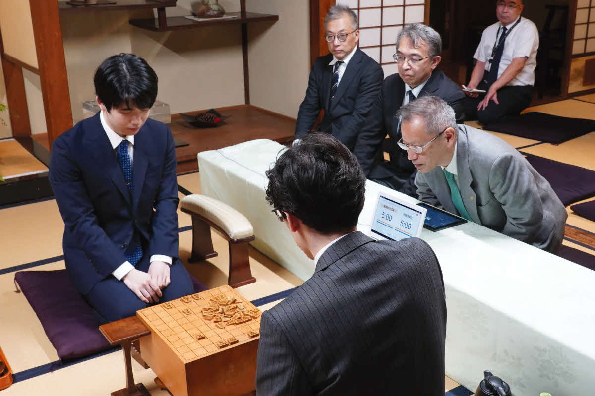 王座戦第4局の前日検分を行った藤井聡太王座（左）と伊藤匠叡王（右、日本将棋連盟提供）