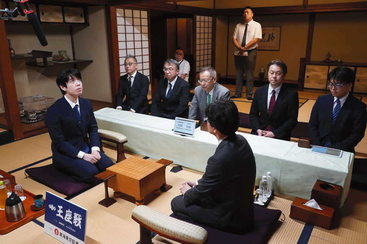 王座戦第4局の前日検分を行った藤井聡太王座（左）と伊藤匠叡王（右、日本将棋連盟提供）